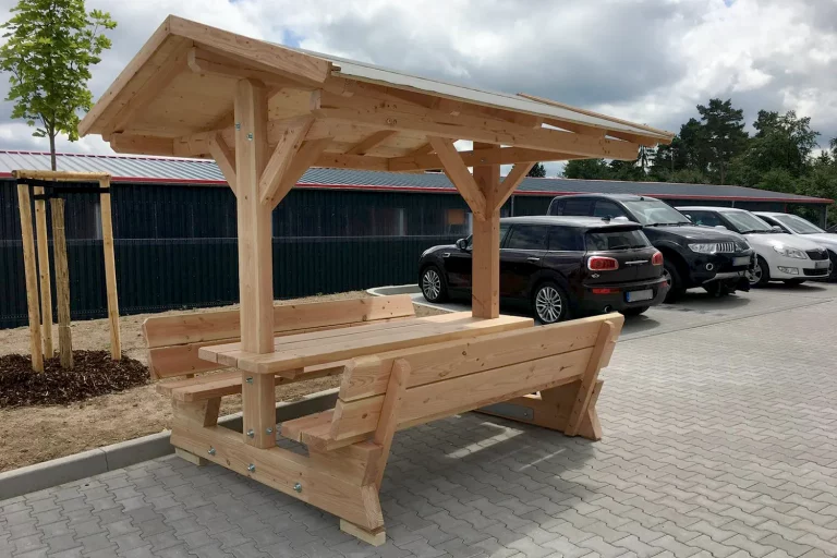 Überdachte Sitzgruppe im Hof eines Logistikzentrums in Meiningen-Dreißigacker